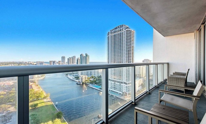 Hallandale Beach Apartment | 26th Floor - Water Views With Balcony