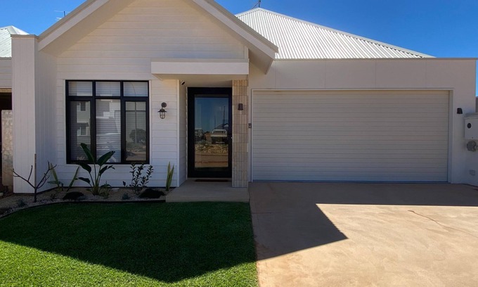 Exmouth House | 27 Bluefin Cove - Quaint Family Home