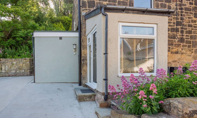 Brymbo Cottage | 27 GREEN ROAD, pet friendly, character holiday cottage in Brymbo