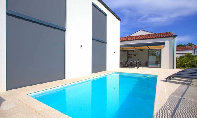 Klimno Villa | 270 m² Villa ∙ 4 bedrooms ∙ 8 guests