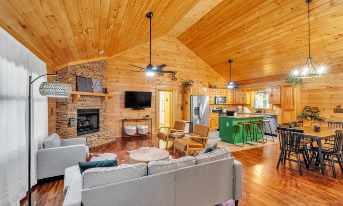 Eagle Mountain Cabin | 271 m² Cabin ∙ 5 bedrooms ∙ 12 guests