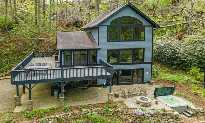 Weaverville House | 271 m² House ∙ 3 bedrooms ∙ 6 guests