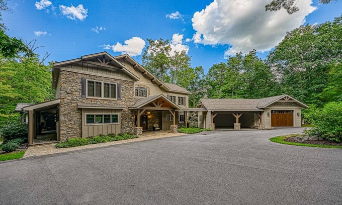 Blakeslee House | 279 m² House ∙ 4 bedrooms ∙ 12 guests