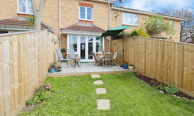 East Cowes House | 28 Anchorage Way - a house that sleeps 4 guests in 2 bedrooms