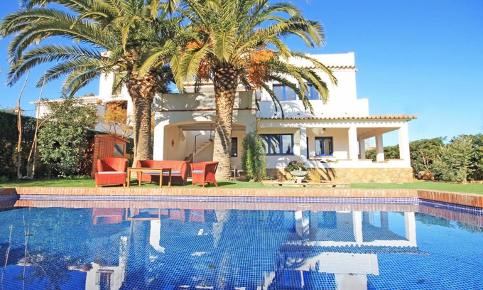 L'Escala Villa | 293 m² Villa ∙ 4 bedrooms ∙ 8 guests