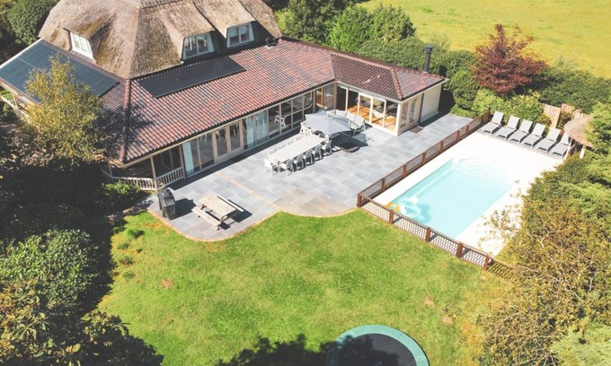 Municipality of Heerhugowaard Villa | 293 m² Villa ∙ 5 bedrooms ∙ 13 guests