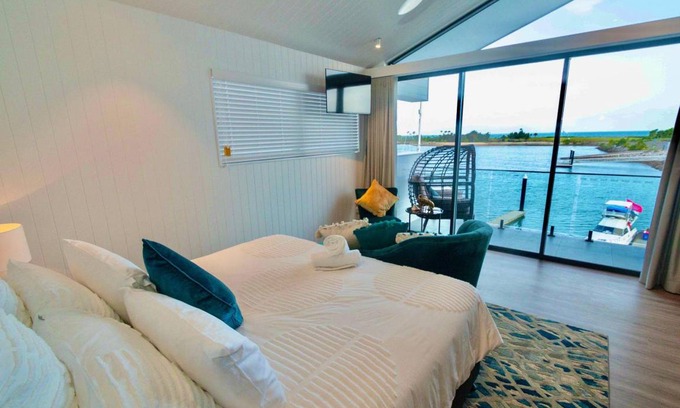 Nelly Bay House | 299 m² House ∙ 7 bedrooms ∙ 18 guests