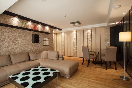 Khlong Toei Nuea House | 2A-Short-term rental allowed-2BRs Downtown Bangkok
