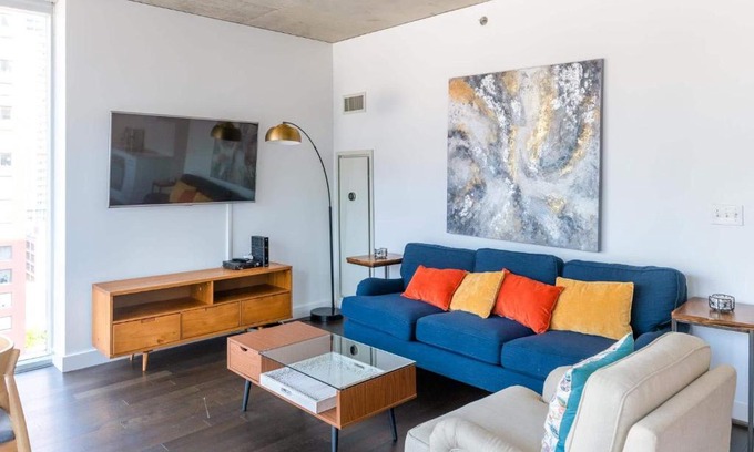 Downtown Chicago Apartment | 2B 2BA Executive Glass Apartment with Balcony & Wi-Fi