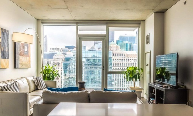 Downtown Chicago Apartment | 2B,2BA Luxury Apartment Balcony,Wi-Fi, PAID IN&OUT PARKING IN BLDG