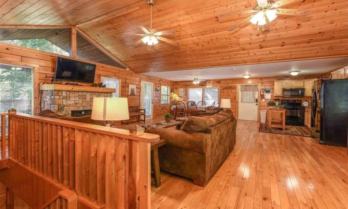 Sevierville Cabin | 2b/2ba Sleeps 8-Luxury Log Cabin in Pigeon Forge!