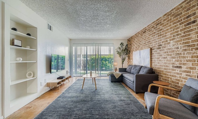Bouldin Apartment | 2B Getaway | Sleeps 6 | Pool, Pkg | Walk Dtwn