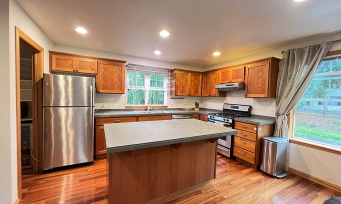 Greenwood House | 2b1.5b Bright Greenwood Townhome 5 minute Walk to Bars Restaurants