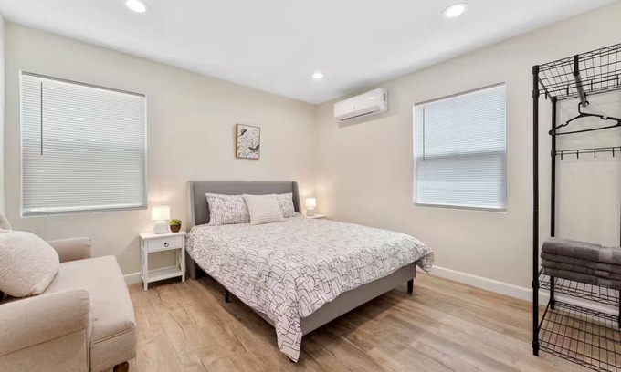 Monrovia House | 2BD 1BA - Convenient - Free P - DTLA l Disneyland