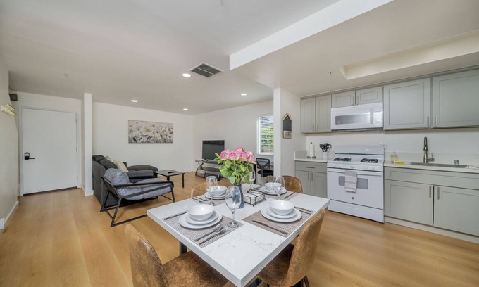 Alhambra Condo | 2BD/2BA Apartment near DT Alhambra