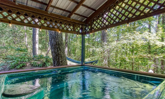 Gatlinburg - Pigeon Forge Cabin | 2bd 2br Perfect Location Fishing pond