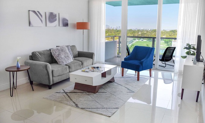 Seybold Apartment | 2bd Bayfront Ste Bay View w/balcony, Pool, nearby dining, beach access