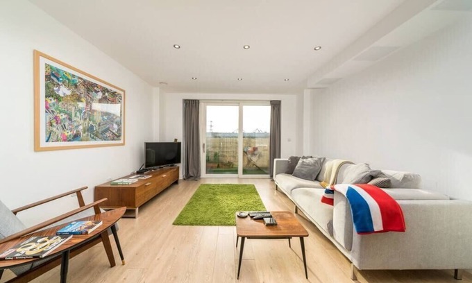 Custom House Apartment | 2BD Flat 4mins to Excel Centre Fast City Links