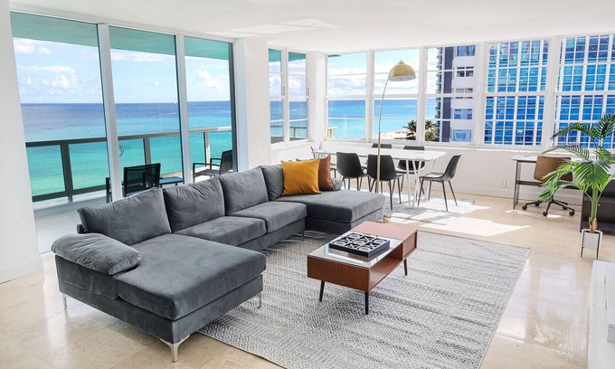 La Gorce Apartment | 2bd Oceanfront Master Ste OceanView w/balcony, Pool, nearby dining, beach access