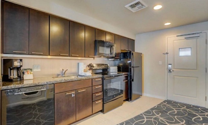 Las Vegas Condo | 2BD Vegas Condo w/Pool, Hot tub, Gym, Grills, WiFi