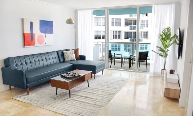 La Gorce Apartment | 2bd2bth Partial Ocean view Ste w/balcony, Pool, nearby dining, beach access