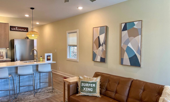 Germantown Apartment | 2Bdrm/2Ba, Close to Univ of Lou, Churchill, &KY EXPO CTR! Walkable & Parking!