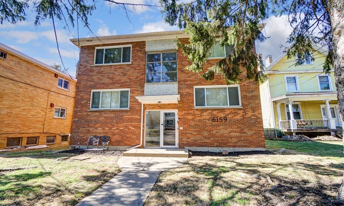 Roselawn Finance Apartment | 2Bed 1Bath in Pleasant Ridge with, Fireplace, Wet Bar, & Indoor Garage