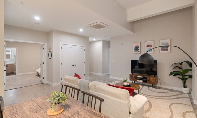Downtown Cincinnati Apartment | 2Bed Apt W/Gym + Lounge + The Phelps