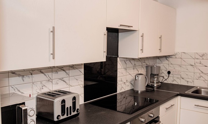 Walsall Apartment | 2bedroom Flat with Private Parking