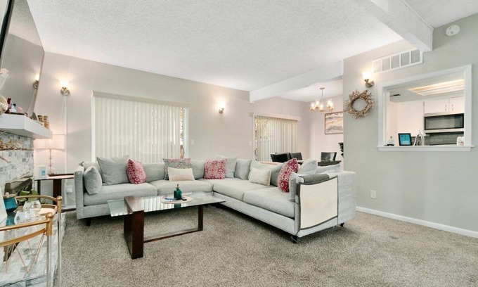 Lenexa House | 2BR/1.5BA|Townhouse 1King2Queen|Quiet