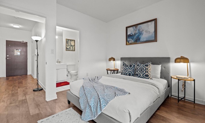 CityPlace Condo | 2BR 2 Bath 6 Guests Parking Balcony Near CN Tower Downtown—By Hostia