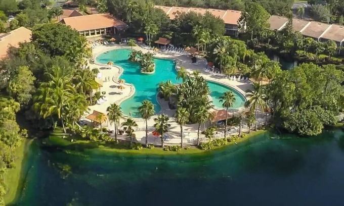 Naples Condo | 2BR/2BA at Falling Waters Davis Blvd