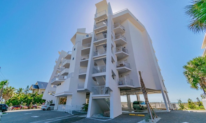 Treasure Island Condo | 2BR/2BA Condo: Beachfront, Pool & Balcony