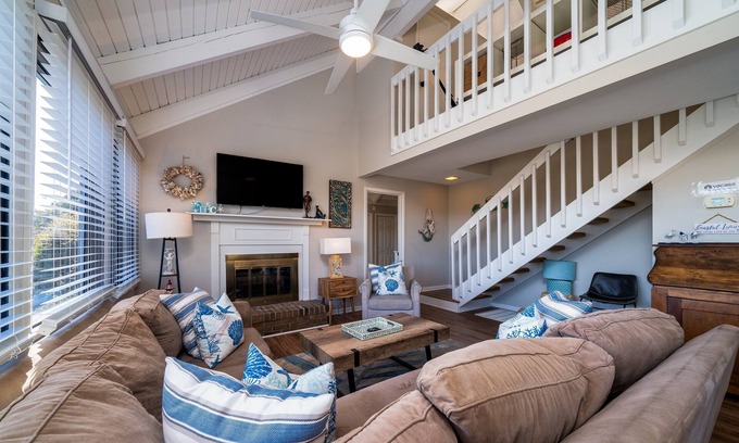 Seabrook Island Cottage | 2BR/2BA + Loft Cottage! Close to Beach! Golf Course Views! Amenity Cards Available!