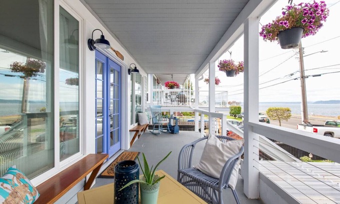 Alki House | 2BR 2BA The Waterfront Gray on Alki Beach EXT STAY