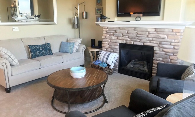 Seaside Condo | 2BR 2Bath Condo on Necanicum River