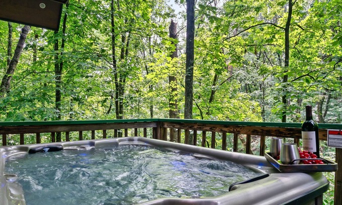 Pigeon Forge Cabin | ❤️2BR/2Bath sleeps 8, HiSpeed WiFi, Hot Tub, Great Location!❤️