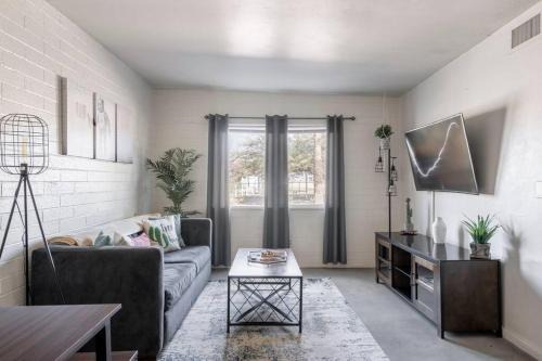 Mountain 1st Avenue Apartment | 2BR 6 Min to UofA BBQ, Sunshine & Cozy Vibes!