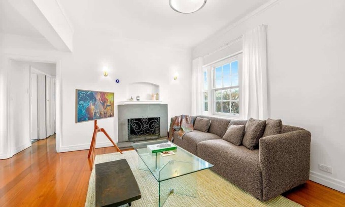 East Melbourne Apartment | 2BR Art Deco Apt - A Hidden Gem in East Melbourne!