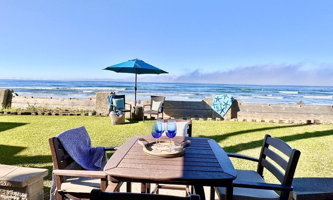 Townsite Condo | 2BR Beachfront Bliss, Pool & Jacuzzi, Sandy Beach, Newly Remodeled