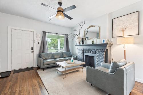Miller House | 2br Bungalow Plaza & Uptown Private Yard #09