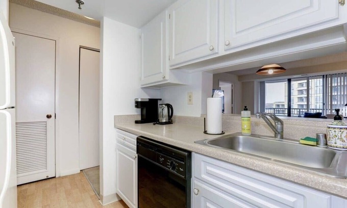 Radnor - Fort Myer Heights Apartment | 2BR Central Apartment Spacious Layout & Balcony