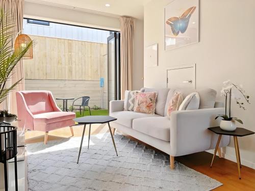 Grey Lynn House | 2BR City Townhouse with air con Courtyard and Parking