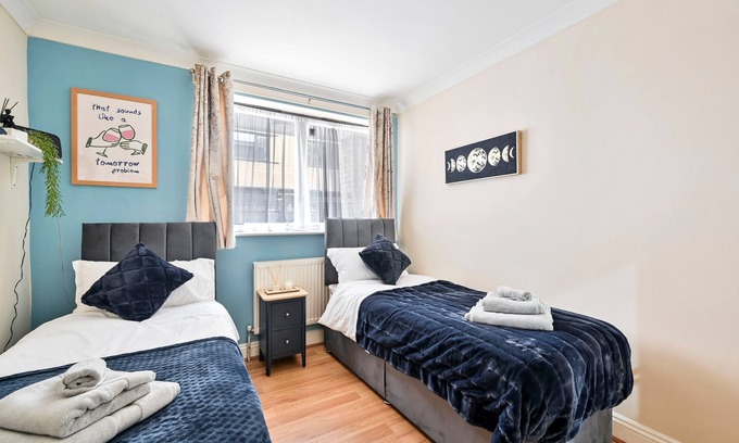 Forest Gate Apartment | 2BR Contractor Stay | WiFi, Parking | 15% Monthly