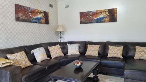 Harare House | 2BR Cottage Swimming Pool Near Airport