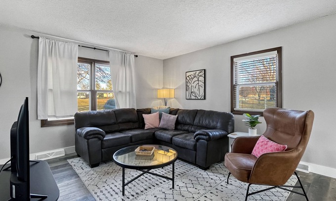 Berwick House | 2BR Cozy Townhouse WDM/Clive!