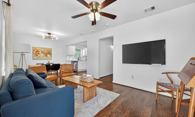 South Central Houston Condo | 2BR Elegant, Clean, & Comfy! near NRG and Med Ctr
