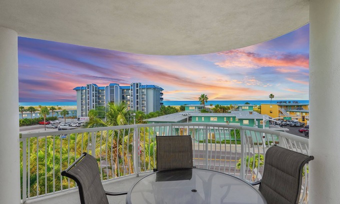 Treasure Island Condo | 🏝️2br End-Unit Condo with Ocean View, Large Balcony, & Beach Access