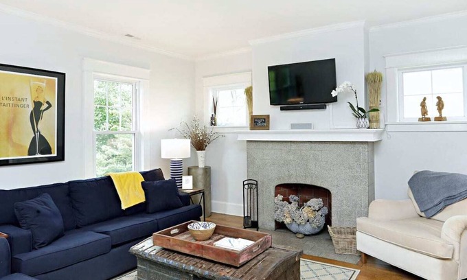 Lexington Condo | 2br/Heart of Chevy Chase Historical District