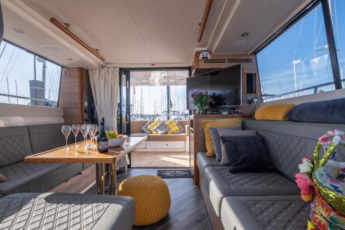 New Forest District Boat Rental | 2BR Heated Yacht, Lymington Centre, Beautiful View